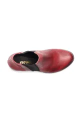 Bota baja de cuero color rojo, con elástico lateral negro y suela de goma negra.
