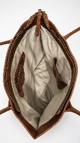 Cartera tipo tote bag de cuero vacuno color marrón oscuro, de diseño estructurado con asas largas para llevar al hombro y cierre superior. Presenta detalles de costuras decorativas y pespuntes en el frente.