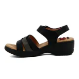 Sandalia de confort negra con tiras cruzadas, pulsera con velcro y plataforma baja.