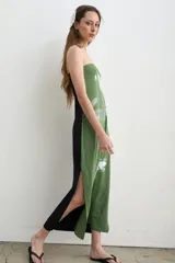 Vestido largo negro de algodón sin tirantes con escote palabra de honor, estampado de rosas blancas y aberturas laterales.