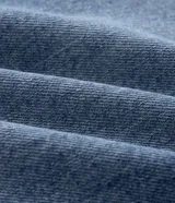 Pantalón de jean de corte recto en color azul medio, con diseño clásico de cinco bolsillos, cintura con pasadores y cierre frontal con botón y cremallera.