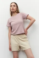 Short de pijama color crema, de algodón con textura acanalada, cintura elástica y cordón ajustable.