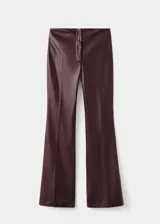 Pantalón largo de tiro bajo en piel sintética color bordó, de diseño ajustado con corte acampanado.