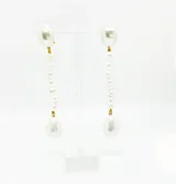 Aros largos colgantes con perlas de río y gota de vidrio con baño de nácar.