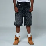 Short de jean negro con tachas plateadas, corte recto y largo hasta la rodilla.