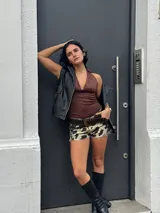 Body marrón con escote halter y espalda descubierta.