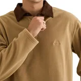 Buzo de polar color beige con cuello polo en contraste de color marrón, cierre frontal con botones y logo bordado en el pecho.