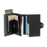 Billetera compacta de cuero genuino color gris con tarjetero de aluminio integrado. Posee un sistema de deslizamiento para tarjetas, cierre de broche a presión y protección RFID. Incluye compartimentos para billetes y documentos.