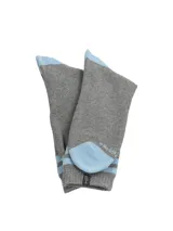Medias de largo medio en color gris melange, con detalles en celeste en el talón, la puntera y dos líneas horizontales en el puño. Presentan una etiqueta pequeña con el logo en la parte superior.