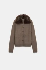 Chaqueta de punto color marrón con cuello de solapa desmontable en pelo sintético. Presenta cierre frontal con botones, manga larga y terminaciones en rib.