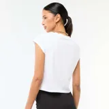 Camiseta blanca de corte cropped con mangas cortas y estampa frontal circular en color negro de Minnie Mouse con la inscripción 'Since 1928'.