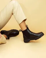 Botas de cuero negro con elástico a los lados, suela de cuero y forro de cuero vacuno.