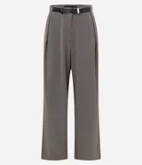 Pantalón de vestir estilo sastre, de corte recto y tiro medio. Presenta pliegues discretos en la parte delantera, perneras amplias y cierre clásico. Incluye un cinturón fino con hebilla metálica.