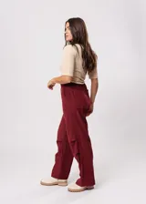 Pantalón de pana color bordeaux, de corte ancho y tiro alto.