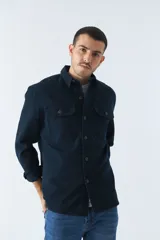 Sobrecamisa azul marino de twill de algodón con cuello clásico, cierre frontal con botones a tono, dos bolsillos de parche con solapa abotonada en el pecho, mangas largas con puños abotonados y corte regular.