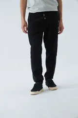 Pantalón de felpa negro con logo estampado y en goma, cintura ajustable y puños.