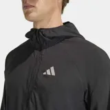 Campera de running Adidas color negro, con cierre frontal completo, capucha ajustable y logo reflectivo en el pecho. Cuenta con bolsillo para teléfono y diseño ergonómico para mayor libertad de movimiento.
