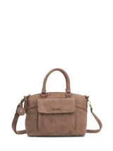 Cartera Hush Puppies modelo V26Lf Durham Bag de color marrón, confeccionada en material sintético. Cuenta con asas de mano, un bolsillo frontal con solapa y cierre metálico, detalles de herrajes en tono bronce y un llavero colgante distintivo de la marca.