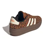 Championes Adidas modelo VL Court Bold con plataforma, diseño de estampado animal print en tonos marrones, tres bandas laterales en color crema y suela de goma marrón.