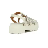 Sandalia Vizzano para mujer, color negro, de suela track y taco bajo. Presenta tiras cruzadas en el empeine decoradas con tachas metálicas plateadas semiesféricas y una tira ajustable con hebilla en el tobillo.