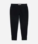 Pantalón skinny de sarga color negro, con cintura con trabillas, elástico regulador interno, cierre por cremallera y botón, y bolsillos.