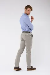 Pantalón de corte recto y ajuste entallado, confeccionado en tejido con spandex para mayor flexibilidad. Presenta cierre frontal con botón y cremallera, bolsillos laterales y traseros, y trabillas para cinturón.