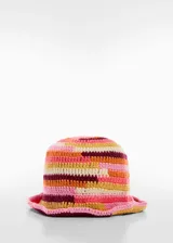 Sombrero tipo bucket tejido al crochet con diseño a rayas horizontales en tonos rosa, naranja, amarillo y blanco.