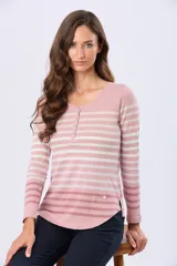Remera de algodón de manga larga, con cuello redondo y botones frontales. Presenta un estampado de rayas horizontales en gris, rosado y blanco.