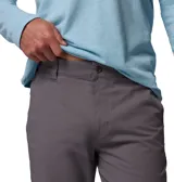 Pantalón chino Columbia modelo Roc Chino Pant, color gris, de corte recto con trabillas para cinturón, bolsillos inclinados y bolsillo lateral con cierre de cremallera.