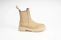 Bota Chelsea color beige, con elástico lateral y suela track.