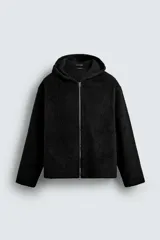 Sobrecamisa de corte relajado confeccionada en tejido con textura efecto pelo. Presenta cuello con capucha, manga larga, bolsillos laterales y cierre frontal con cremallera.