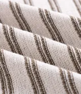 Musculosa de punto texturizado color beige con rayas horizontales en gris oscuro, cuello redondo y corte cómodo.