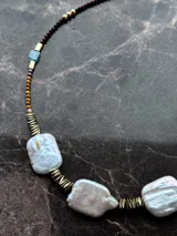 Gargantilla con cuentas de ojo de tigre, hematita, turmalina, separadores en oro laminado 14k (Goldfilled) y tres perlas centrales irregulares.