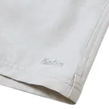 Bermuda de hombre color gris, de corte recto y largo a la rodilla. Confeccionada en tejido elástico de secado rápido con protección solar UPF 50.