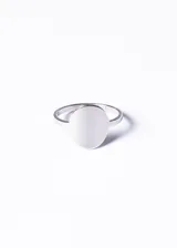 Anillo plateado de acero quirúrgico con forma ovalada lisa, ideal para grabar.