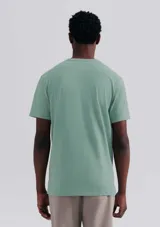 Camiseta de manga corta color rojo con cuello en V.