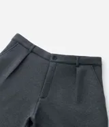 Pantalón de sastrería masculino corte balloon, color gris, confeccionado en tejido scuba pesado con pinzas frontales y pretina con pasacintos.