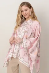Camisa de seda modelo pañuelo, de color amarillo con estampado estilo mandala y flores, cuello redondo y cierre frontal con botones.