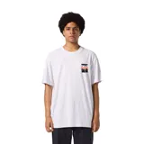 Remera blanca de algodón con cuello redondo y manga corta. Estampado pequeño en el pecho con diseño abstracto en blanco y negro con detalles en naranja.