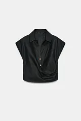 Camisa negra con cuello solapa y escote en pico, manga sisa, detalle de pliegue en el delantero y cierre frontal con botones.