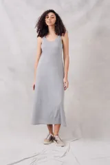 Vestido midi gris melange de lurex con corte al cuerpo y breteles finos.