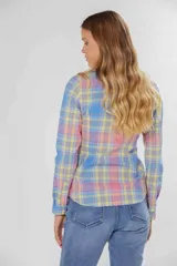 Camisa de manga larga con estampado a cuadros en tonos pastel: rosa, amarillo, celeste y lila.