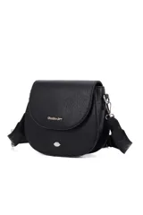 Cartera tipo bandolera de cuero sintético con textura granulada, solapa frontal con cierre magnético, logo metálico de la marca y correa ajustable con logo grabado.