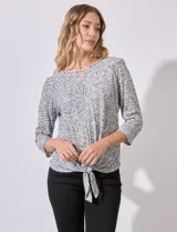 Blusa tejida marca Ruby Rd, con cuello a la base y abertura en V. Manga ¾ y nudo en la parte inferior.