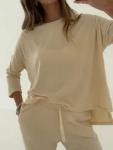 Pantalón de morley color ladrillo, de corte recto con bolsillos laterales.