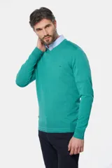 Sweater de hilo color borgoña, con cuello en V y logo bordado en el pecho.