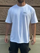 Remera blanca de algodón con corte oversize y estampado en la espalda con diseño geométrico en negro y la palabra 'OSTER' en la parte inferior.