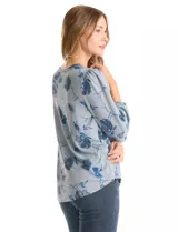 Buzo de tejido soft con estampado floral en tonos azules, cuello redondo y mangas largas con puños fruncidos.