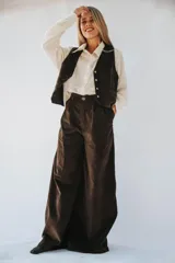 Pantalón de vestir negro de corte amplio y tiro alto.