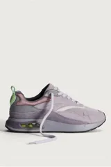 Zapatillas deportivas Hoff modelo Guell, color lila con detalles en gris, rosa y verde.